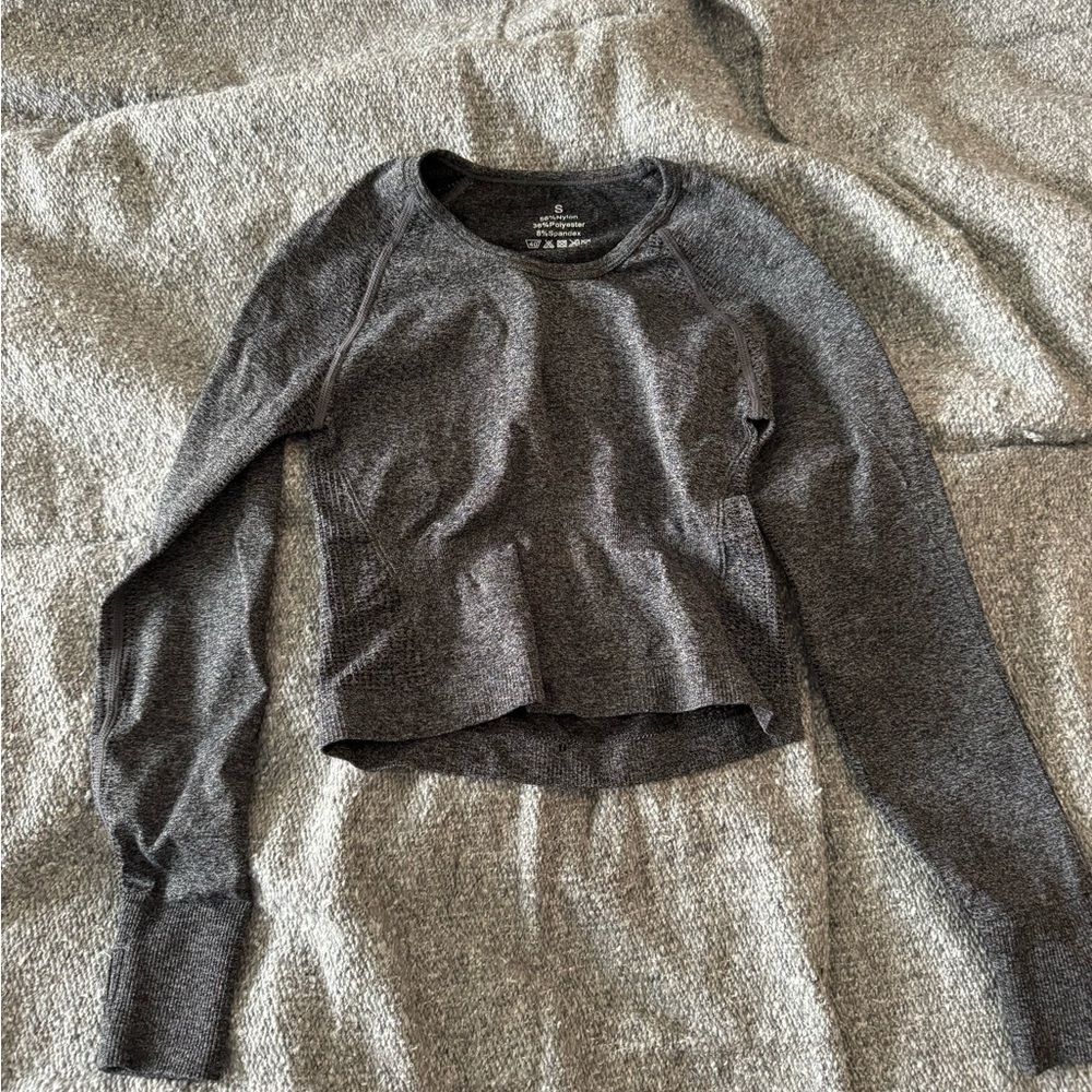 grey athletic top long sleeve cropped